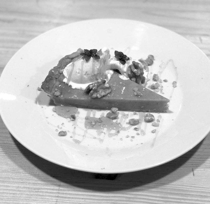 Tarte de abóbora e nozes com gelado