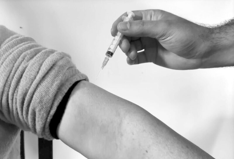 Primeira dose de vacinas chega aos lares