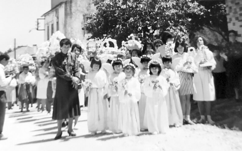 Crianças vestidas de “anjinhos”