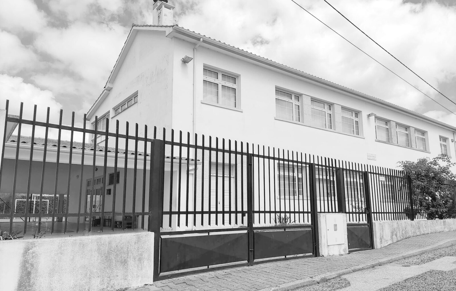 Falta de vagas na EB1 do Arrabal. Encarregados de Educação inscrevem educandos em estabelecimentos de ensino de outras freguesias