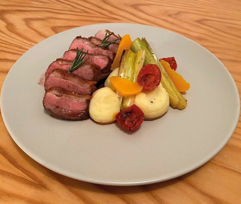 Peito de pato com redução de vinho tinto e laranja