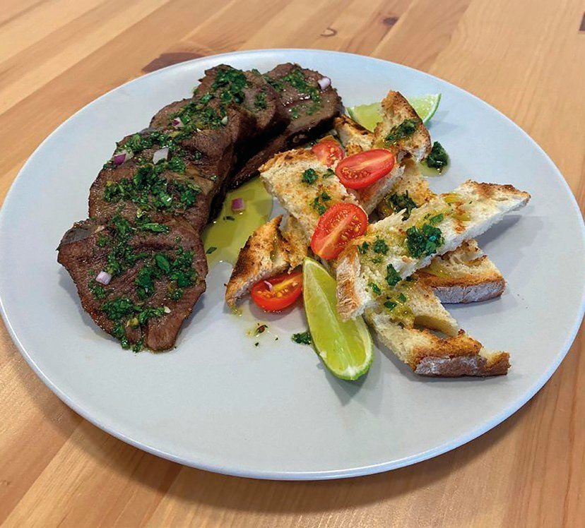 Língua de vaca com molho chimichurri