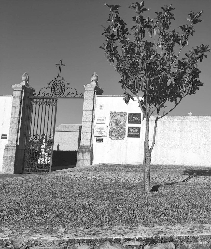 Urnas horizontais no cemitério da freguesia