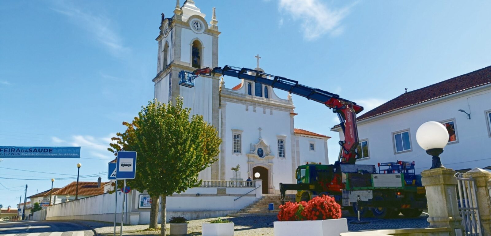 Obras de reparação na igreja do Arrabal