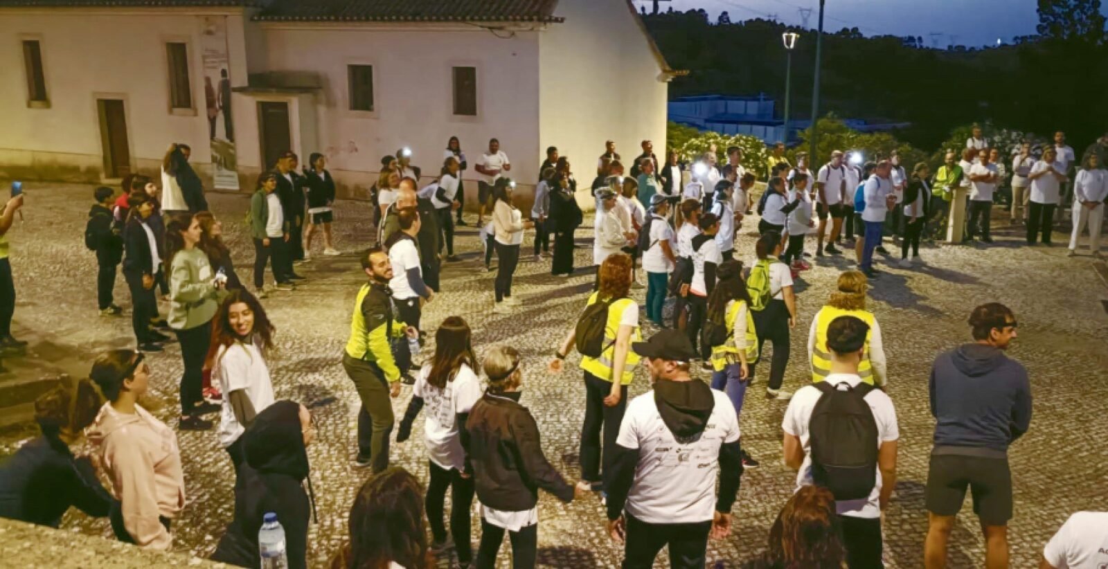 Martinela iluminada por caminhada noturna