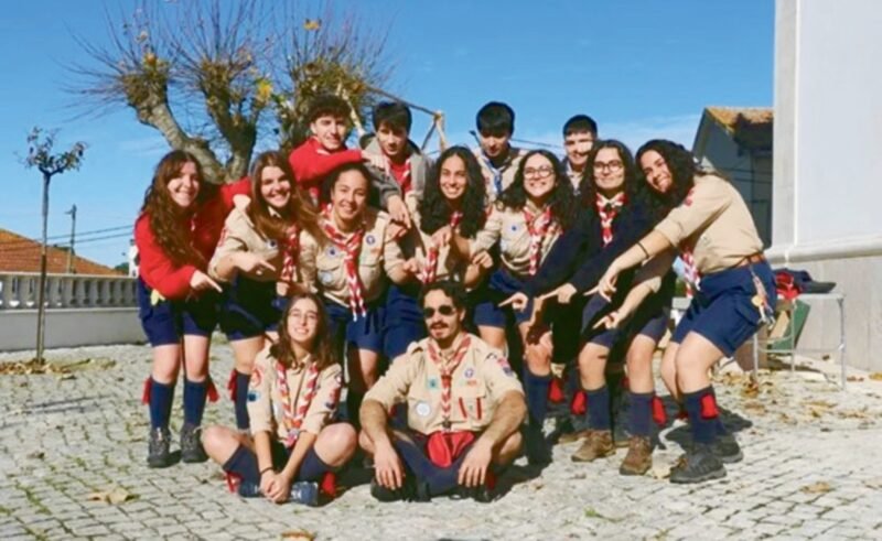 Agrupamento de escuteiros do Arrabal celebra partida de dois caminheiros