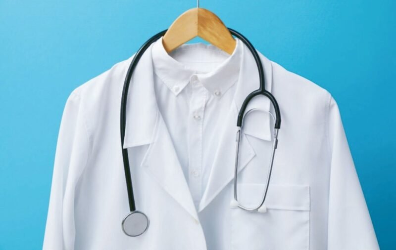 Projeto Bata Branca garante consultas médicas no Arrabal