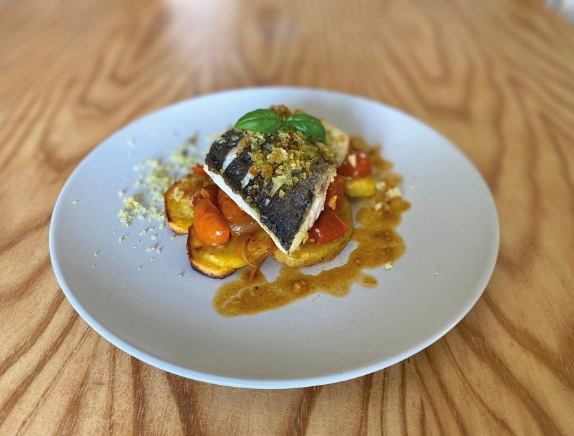 Filete de dourada no forno, com pão ralado e manjericão