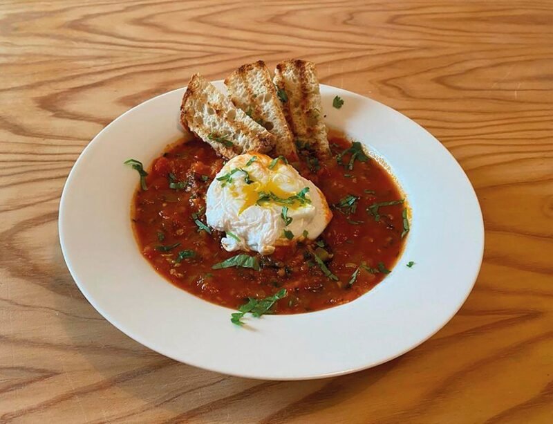 Sopa de tomate com ovo escalfado